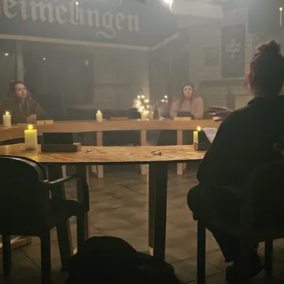 Stille spanning aan de raadstafel onder het bord van De Geheimelingen